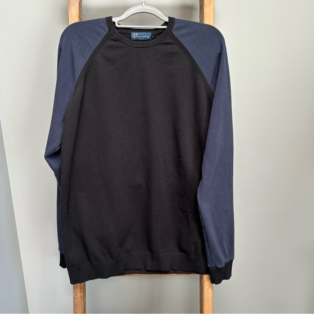 Under amour men’s size XL black and blue athletic sweater